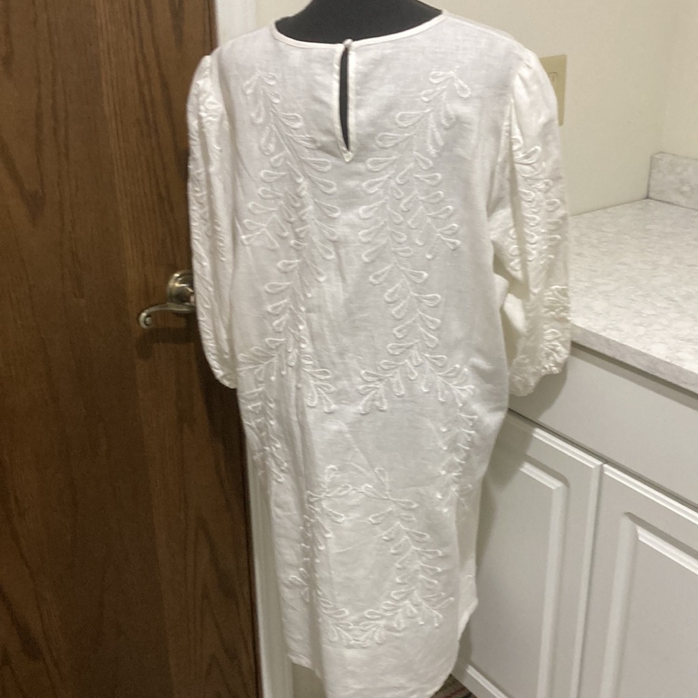 New white linen blend embroidered shift dress - Picture 3 of 11